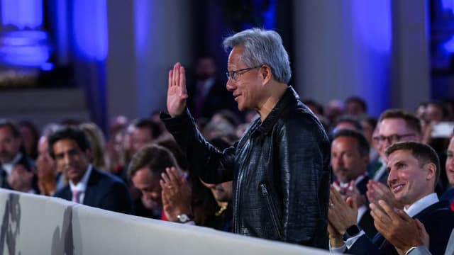 O CEO da Nvidia, Jensen Huang, é reconhecido pelo presidente Donald Trump durante evento sobre inteligência artificial na Casa Branca