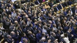 Plenário do Congresso Nacional lotado de parlamentares durante sessão, visto de cima