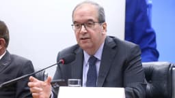 O ministro Ricardo Villas Bôas Cueva fala ao microfone durante audiência