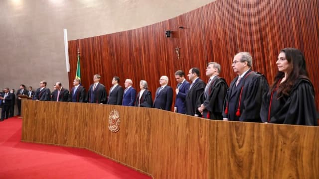 Sessão solene no plenário do Tribunal Superior Eleitoral em Brasília