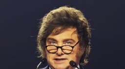 Javier Milei discursa em pódio durante evento internacional, foto de arquivo