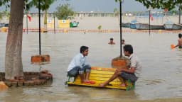Pessoas em meio a uma enchente do rio Ganges, na Índia (imagem de arquivo)