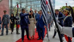 Tarcísio de Freitas acena durante cerimônia oficial no governo de São Paulo