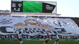 Torcida do Corinthians lotada na Neo Química Arena, com mosaico gigante nas arquibancadas (imagem de arquivo)