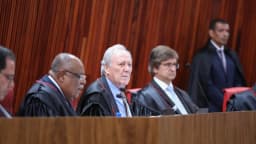 Paulo Gonet ao lado de outros ministros durante sessão do TSE