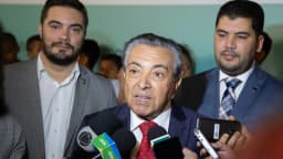 Autoridade concede entrevista cercada de microfones sobre indústria e comércio exterior (foto de arquivo)