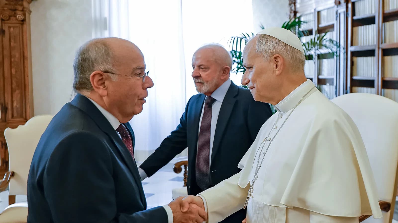 Papa Leão XIV cumprimenta autoridades durante audiência no Vaticano