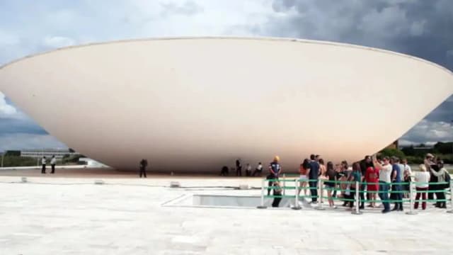 Fachada do Congresso Nacional em Brasília, com visitantes na rampa de acesso