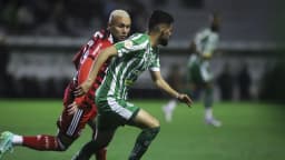 Jogador do Flamengo disputa bola em partida do Campeonato Brasileiro