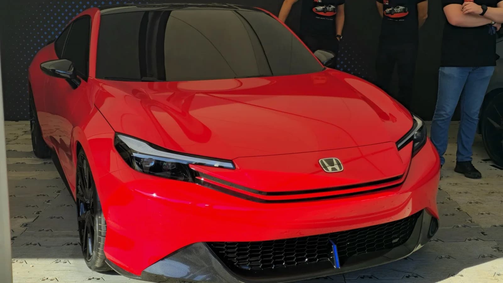 Honda Prelude Concept, versão de pré-produção do cupê esportivo híbrido, exposta em evento internacional em 2024