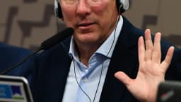 John Textor em audiência no Senado Federal, usando headset de tradução