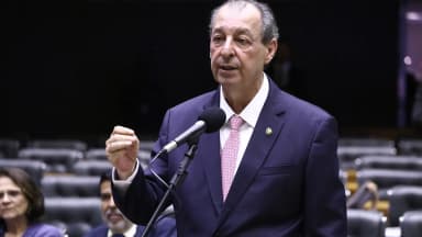 Senador Omar Aziz discursa em plenário durante sessão no Congresso, foto de arquivo de março de 2025