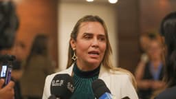 A governadora do Distrito Federal, Celina Leão, fala à imprensa durante evento em Brasília, em fevereiro de 2024, em imagem de arquivo