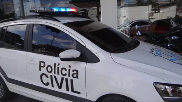 Viatura da Polícia Civil do Amapá estacionada em frente a uma unidade policial
