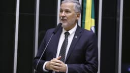 Cirurgião torácico do Hospital Israelita Albert Einstein discursa em audiência pública na Câmara