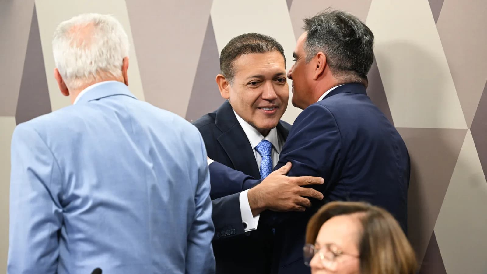 Ministro Kassio Nunes Marques cumprimenta colega em evento no Congresso