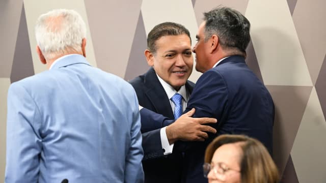 Ministro Kassio Nunes Marques cumprimenta colega em evento no Congresso