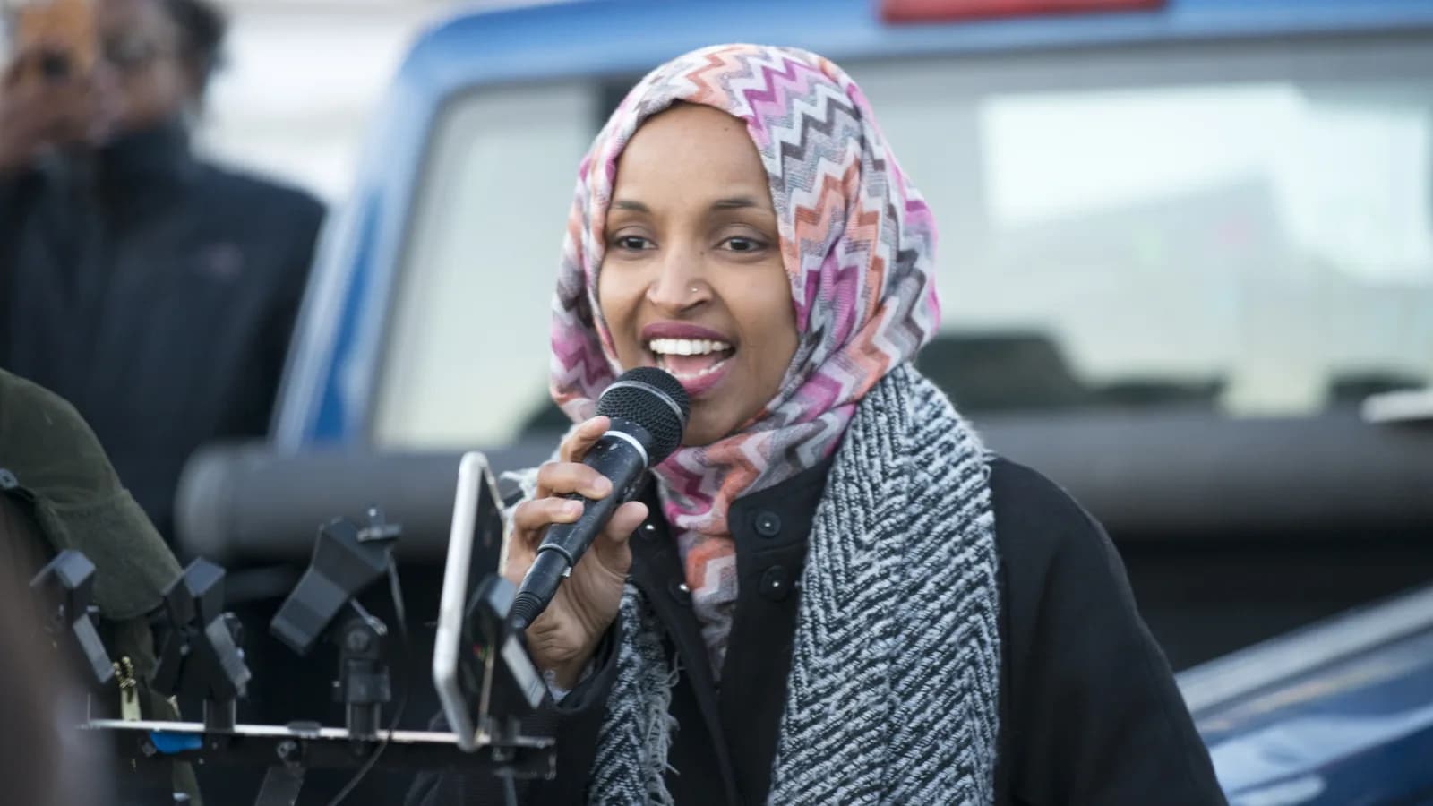 Ilhan Omar discursa ao microfone em protesto