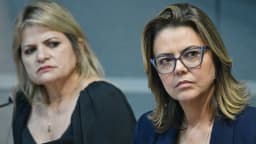 Duas mulheres observam exame de mamografia em audiência na Câmara dos Deputados
