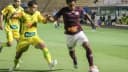 Jogador da Ferroviária, de grená, disputa a bola com adversário do Mirassol em partida da Série D