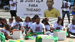 Manifestantes pedem justiça por morte em ação policial, foto de arquivo de ato de 2023