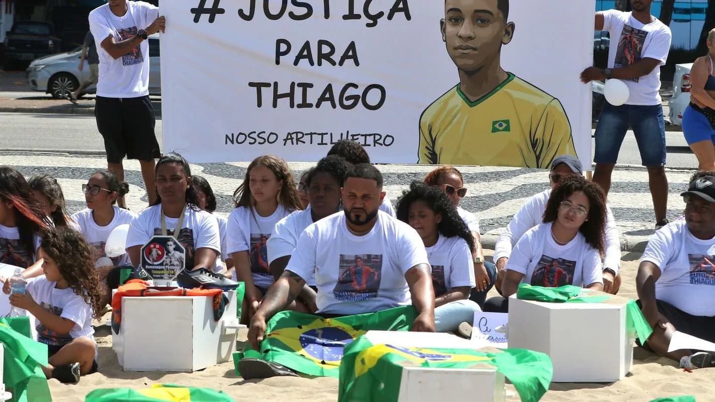 Manifestantes pedem justiça por morte em ação policial, foto de arquivo de ato de 2023