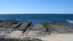 Vista do Oceano Pacífico, horizonte e costa rochosa