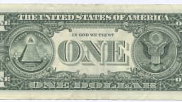 Nota de um dólar americano, moeda que se fortalece com a alta dos juros nos Estados Unidos
