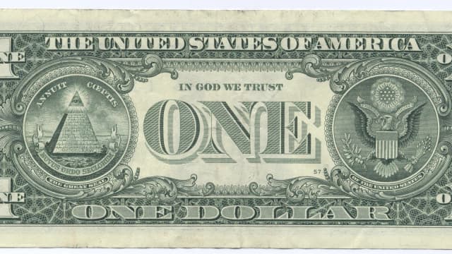Nota de um dólar americano, moeda que se fortalece com a alta dos juros nos Estados Unidos