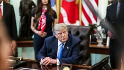 Donald Trump em seu gabinete no Salão Oval da Casa Branca (foto de arquivo, agosto de 2026)