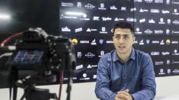 Representante do Paysandu em entrevista com fundo de patrocinadores do clube
