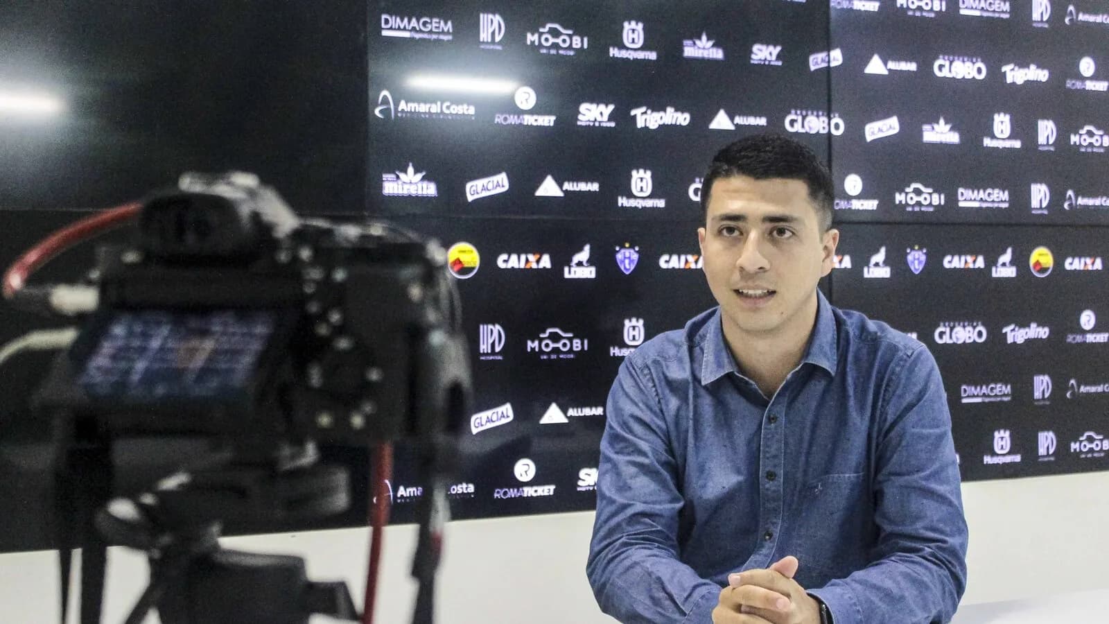 Representante do Paysandu em entrevista com fundo de patrocinadores do clube