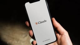 Mão segurando smartphone com o aplicativo Claude, da Anthropic, aberto na tela