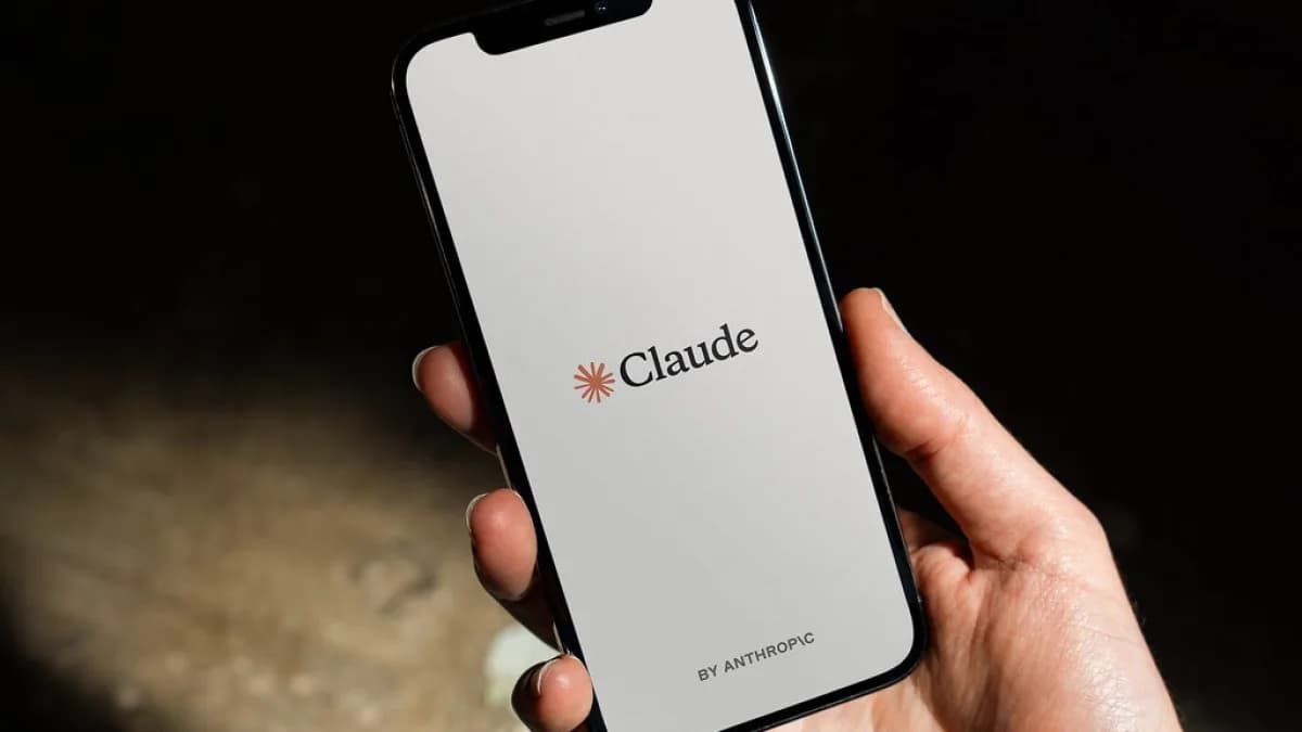 Mão segurando smartphone com o aplicativo Claude, da Anthropic, aberto na tela