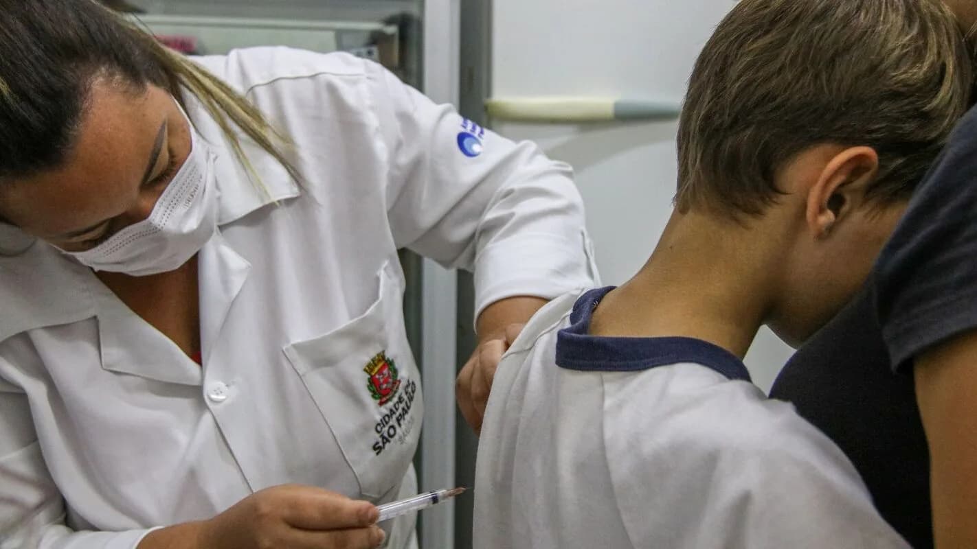 Profissional de saúde aplica vacina contra o HPV em adolescente, no Brasil