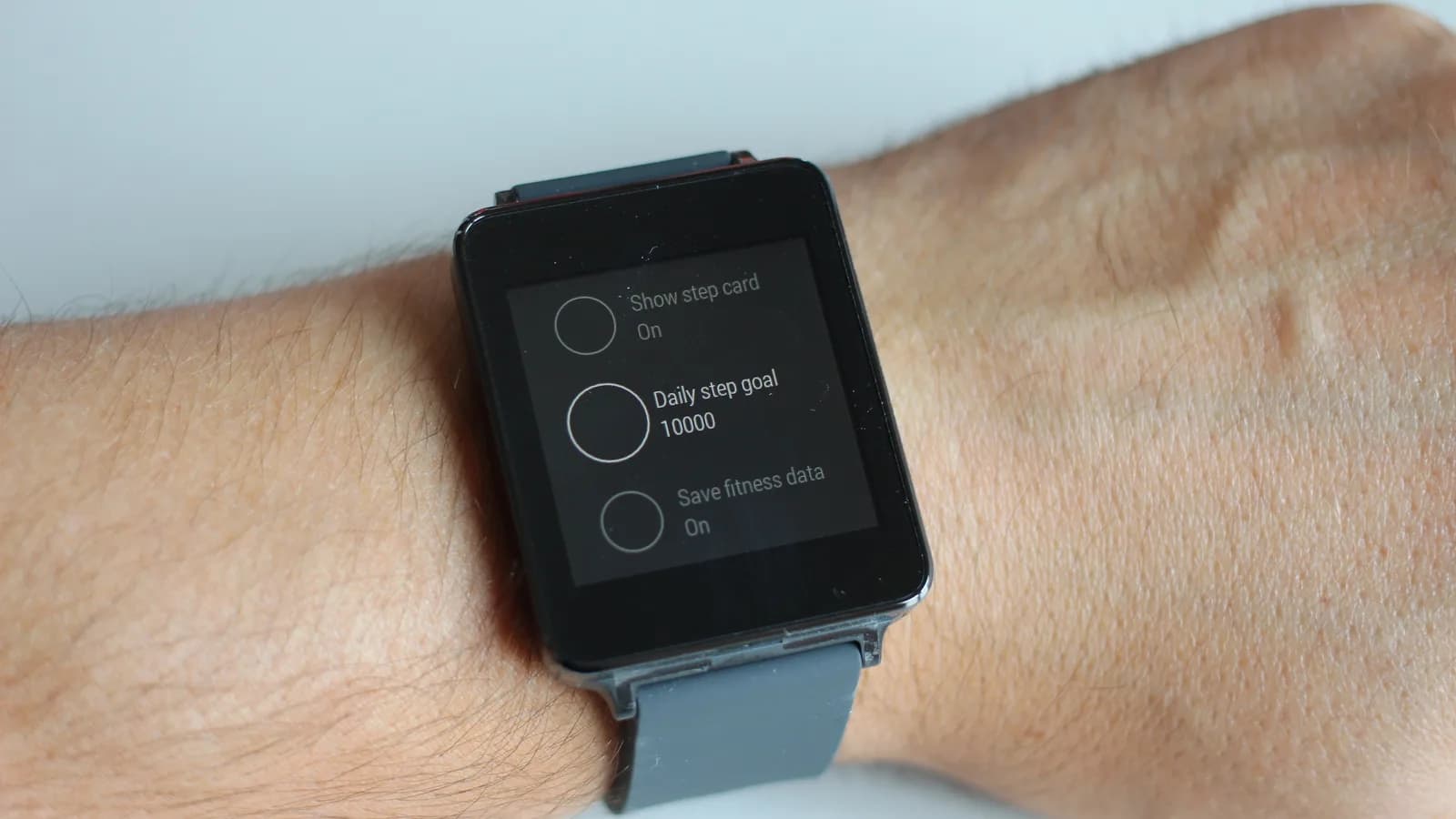 Smartwatch no pulso, exibindo contagem de passos