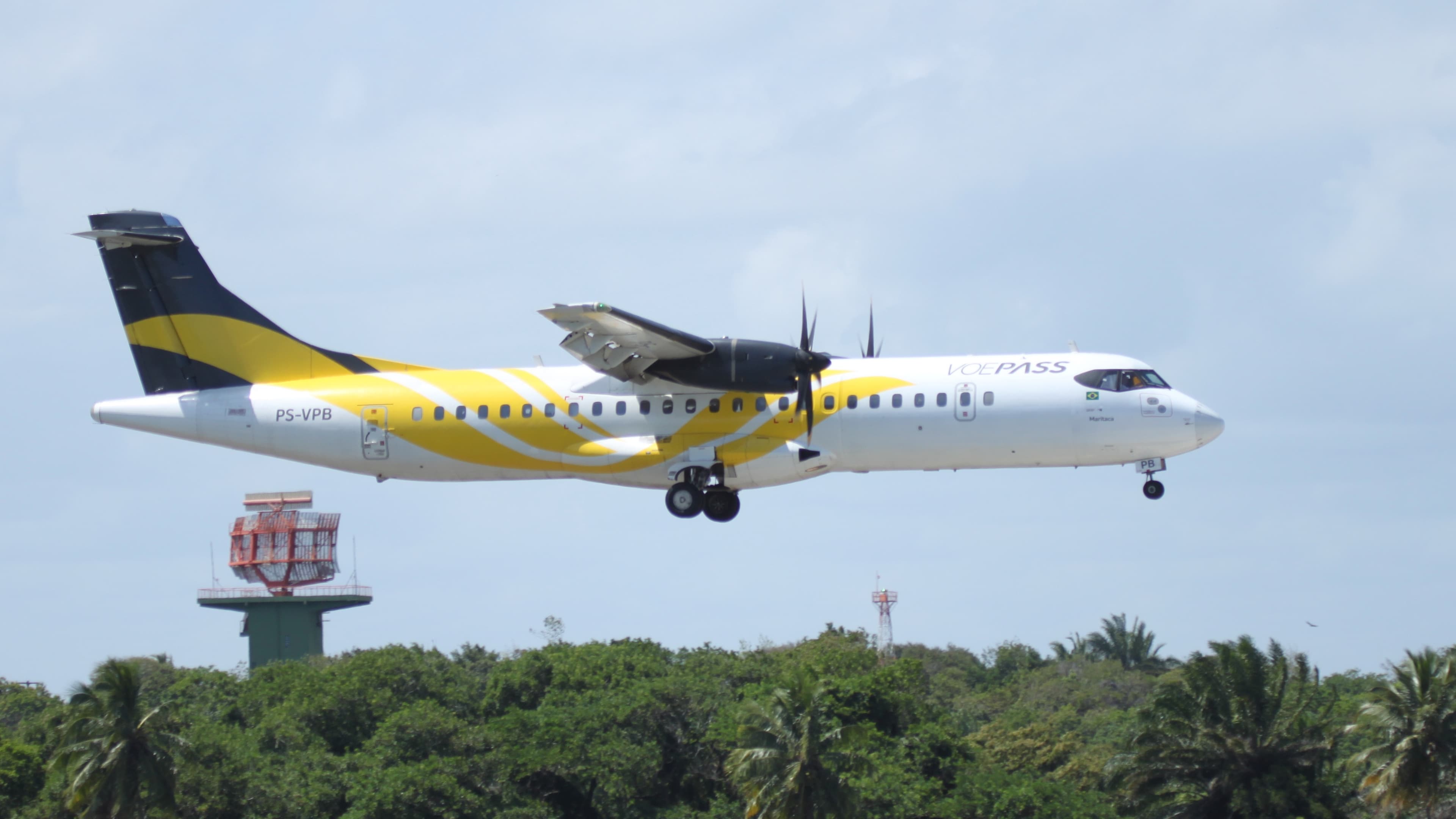 Avião ATR-72 da Voepass com prefixo PS-VPB pousando — a mesma matrícula da aeronave que caiu em Vinhedo em 2024