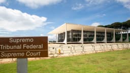 Fachada do Supremo Tribunal Federal com a estátua da Justiça em Brasília