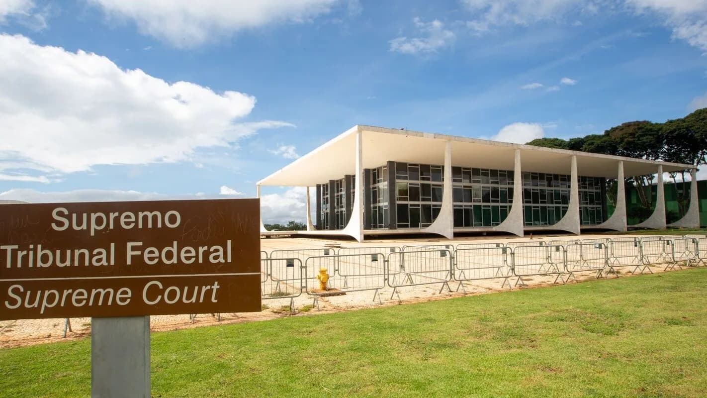 Fachada do Supremo Tribunal Federal com a estátua da Justiça em Brasília