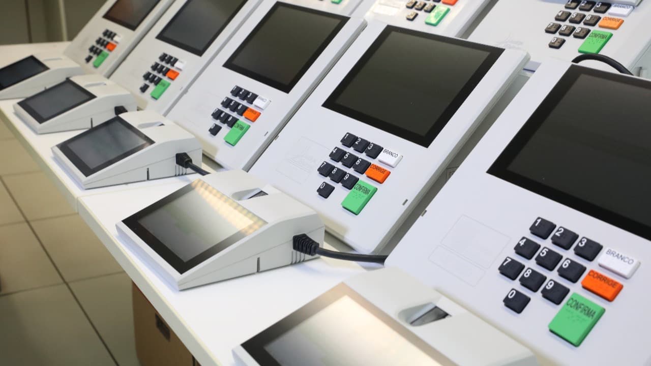 Fileira de urnas eletrônicas do TSE prontas para uso em eleição