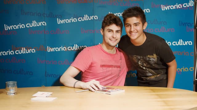 Youtuber brasileiro em sessão de autógrafos com fãs, foto de arquivo