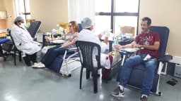 Profissionais de saúde atendem doadores durante campanha de doação de sangue e medula óssea