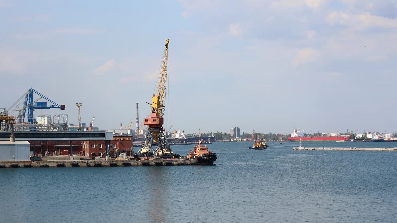 Porto de Odessa, na Ucrânia, com navios e guindastes às margens do Mar Negro