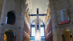 Interior da Basílica de Nossa Senhora Aparecida, com grande cruz ao fundo do altar