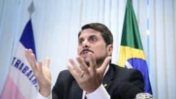 Senador Flávio Bolsonaro gesticula durante entrevista no Senado