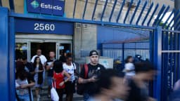 Candidatos deixam local de prova de concurso (foto de arquivo)
