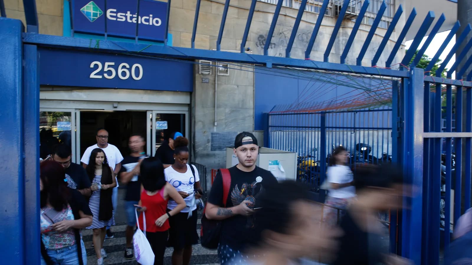 Candidatos deixam local de prova de concurso (foto de arquivo)