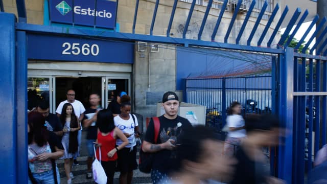Candidatos deixam local de prova de concurso (foto de arquivo)
