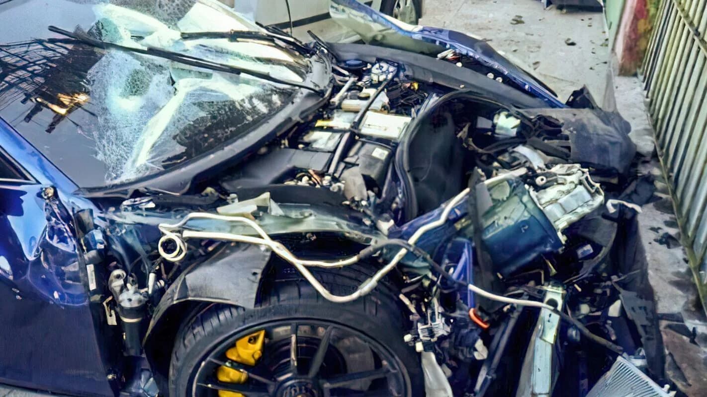 Porsche destruído após acidente que matou motorista de aplicativo em São Paulo