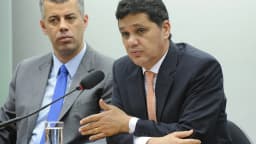 Ricardo Ferraço fala ao microfone ao lado de outro parlamentar, em evento na Câmara dos Deputados em 2015